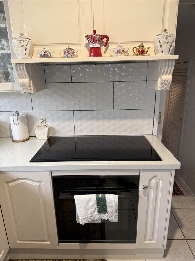 Kitchen in Thornbury with the Schweigen rangehood built into the canopy above the cooktop